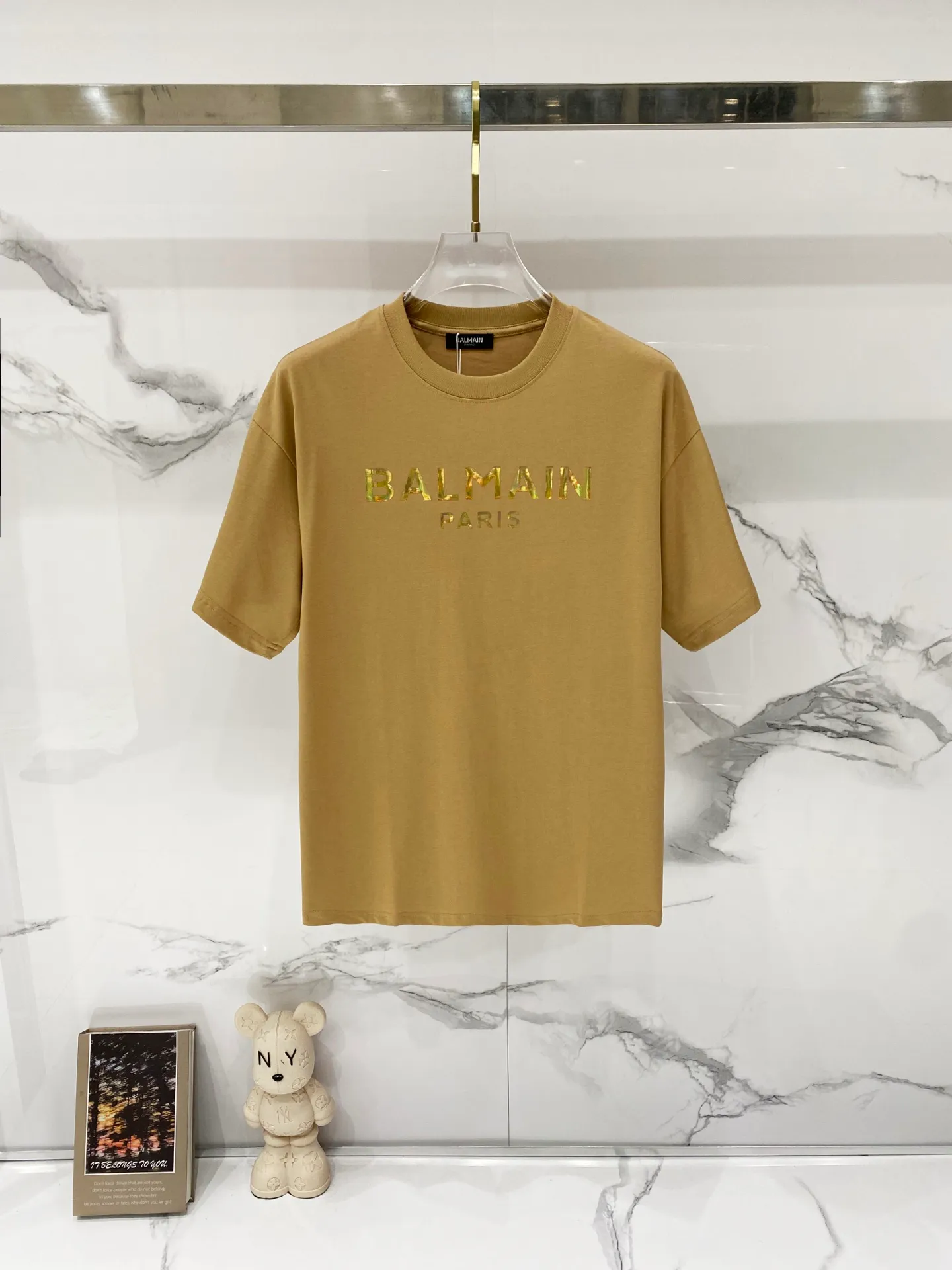 BALMAIN/Balmain - pure cotton gram round neck T-shirt with bronzing colorful letters LOGO printed logo on the chest. Pure quality original fabric 100% cotton. Versatile fashion. Light luxury trend. Tag. Collar label. Washing. Complete with three labels. Size: XS-L. Color: Black.White.Khaki.